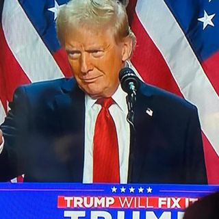 Donald Trump sul palco di Palm Beach da 47° presidente degli Stati Uniti