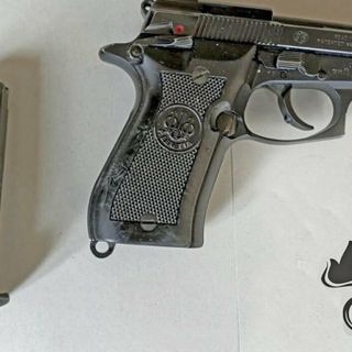 La Beretta 84 modello 84F risultata rubata la vigilia di Natale in provincia di Varese nella foto diffusa dai carabinieri di Napoli
