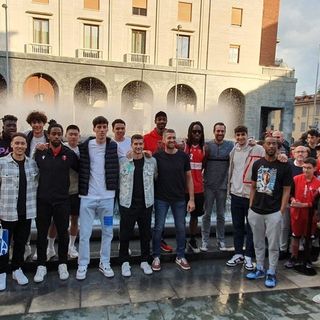 La Openjobmetis Varese in piazza Monte Grappa al saluto di fine stagione (foto Andrea Corrini)