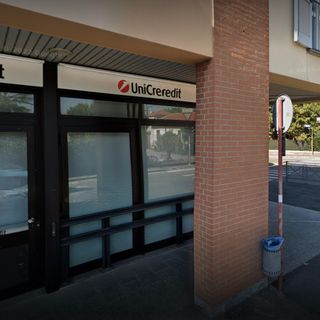 La filiale di via Gasparoli dell'Unicredit di Cassano Magnago (foto da Google Street View)