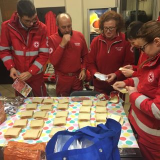 VIDEO e FOTO. Ecco la vera festa: una minestra e delle scarpe donate ai senzatetto dalla Croce Rossa