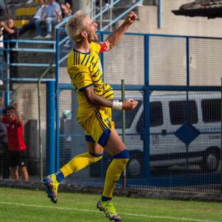 Denni Scapinello compirà 28 anni il 23 novembre: è il capitano della Solbiatese. Esordì dal primo minuto a 18 anni in serie B al Dall'Ara in Bologna-Varese