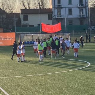 La squadra dà quel che ha e alla fine va verso i tifosi biancorossi presenti al campo Kennedy di Milano per la sfida persa 2-0 con la capolista Alcione