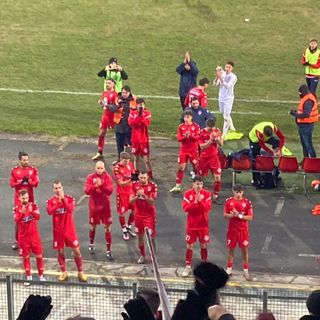 Anche alla fine la curva applaude i biancorossi