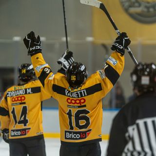 Via ai playoff e alle prevendite: come si fa a non essere presenti al palaghiaccio per sostenere Vanetti e compagni? (foto Michele Del Re)