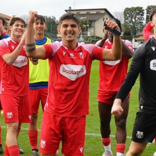 Varesina a -1 dalla vetta e in semifinale di Coppa Italia di serie D: in primo piano Orellana, 22 anni, e il diciannovenne portiere Santulli (Foto Scaringi - Varesina Calcio)