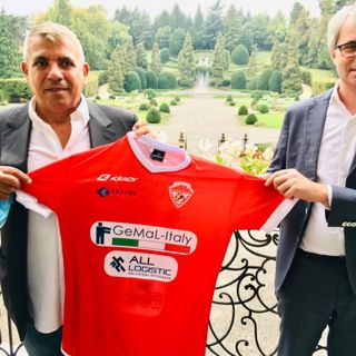 Filippo Lo Pinto, main sponsor e vice presidente (conserva la stessa carica anche Stefano Pertile), sul balcone della sala Matrimoni di Palazzo Estense con la nuova maglia biancorossa