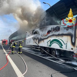 Il rimorchio del tir in fiamme sull'autostrada A4 nei pressi di Milano Il rimorchio del tir in fiamme sull'autostrada A4 nei pressi di Milano