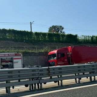 Camion in fiamme sull'Autostrada dei Laghi, code e fumo tra Castronno e Gallarate Nord