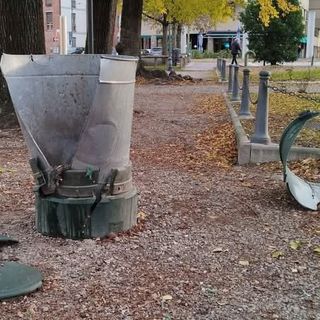 I cestini vandalizzati ad Angera