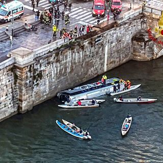 L'autobus finito nel Po a Torino