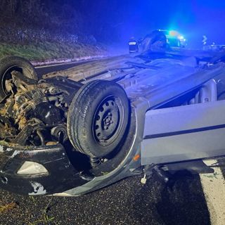 L'auto ribaltata in curva a Malgesso sulla superstrada Besozzo-Vergiate L'auto ribaltata in curva a Malgesso sulla superstrada Besozzo-Vergiate