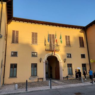 (il palazzo comunale di Besozzo)