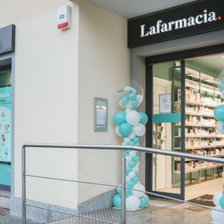 L'inaugurazione de Lafarmacia Losi in via Marconi a Besozzo