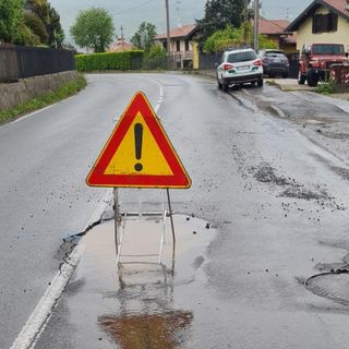 La perdita d'acqua lungo la provinciale a Biandronno