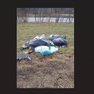 Rifiuti abbandonati davanti all'autolavaggio di Brenta Rifiuti abbandonati davanti all'autolavaggio di Brenta