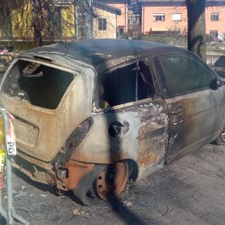 FOTO. Macchine bruciate a novembre alle Bustecche di Varese. I residenti: «Perché le carcasse sono ancora lì?»