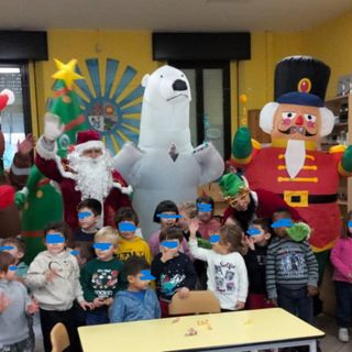 La banda dei papà Babbo Natale con i bambini dell'asilo