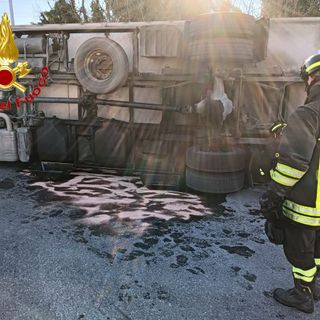 Il camion che si è ribaltato a Cislago con sversamento sulla strada di 200 litri di gasolio fuoriusciti dal serbatoio