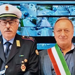 Il sovrintendente di polizia locale Antonio Fragnito con il sindaco di Clivio Peppino Galli (foto dalla pagina Facebook del Comune) Il sovrintendente di polizia locale Antonio Fragnito con il sindaco di Clivio Peppino Galli (foto dalla pagina Facebook del Comune)