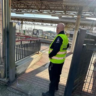Un volontario della sicurezza in azione alla stazione ferroviaria di Cocquio Trevisago