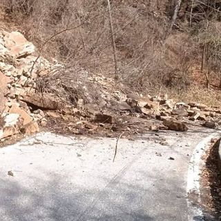 La frana sulla provinciale a Cugliate Fabiasco (foto dalla pagina Facebook del Comune)