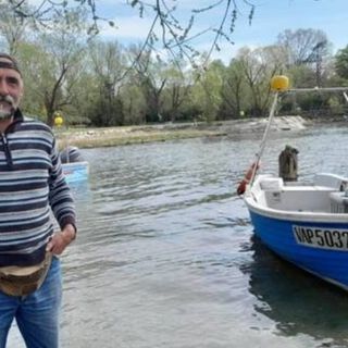Damiano Bardelli con la sua barca sul Lago Maggiore