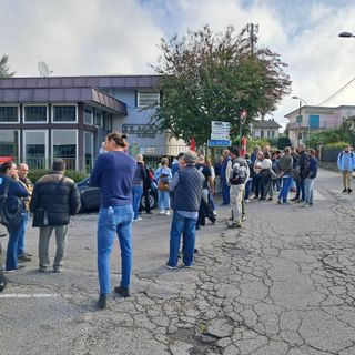 Un'immagine di uno dei presidi organizzati dai sindacati alla Ilma Plastica