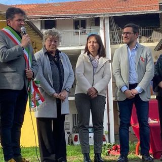 La cerimonia di inaugurazione della panchina rossa ad Albizzate (foto dalla pagina Facebook del Comune)