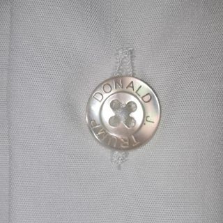 Un particolare della camicia di Trump realizzata dalla Vecchia Camiceria di Ispra Un particolare della camicia di Trump realizzata dalla Vecchia Camiceria di Ispra