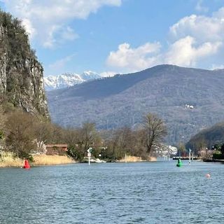 Le boe posate sul lago Ceresio nello stretto di Lavena Le boe posate sul lago Ceresio nello stretto di Lavena