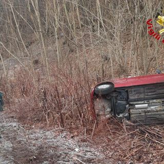 L'auto ribaltata sulla strada del Cucco a Luino