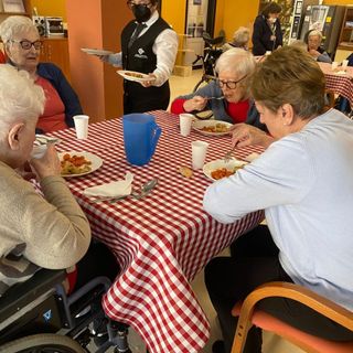 Un tavolata alla trattoria della Fondazione Comi di Luino