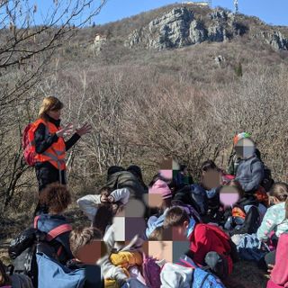 Gli alunni della primaria di Luvinate fanno lezione con il Cai al parco Campo dei Fiori