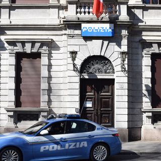 Viaggiavano in auto con 300 grammi di cocaina nascosti nel portaoggetti: in manette due marocchini fermati al casello autostradale di Gallarate Ovest