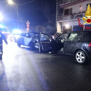 FOTO. Frontale sulla provinciale a Porto Valtravaglia, soccorsi due uomini di 24 e 38 anni FOTO. Frontale sulla provinciale a Porto Valtravaglia, soccorsi due uomini di 24 e 38 anni