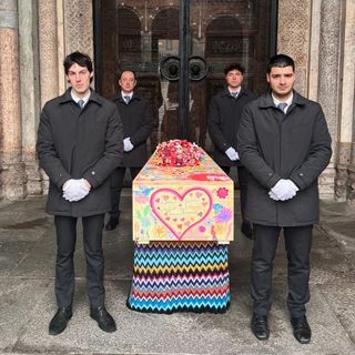Il feretro "colorato" di Rosita Missoni al funerale che si è svolto oggi a Milano