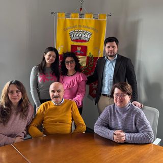 Il sindaco di Sangiano Marchesi con la giunta e alcuni consiglieri di maggioranza Il sindaco di Sangiano Marchesi con la giunta e alcuni consiglieri di maggioranza