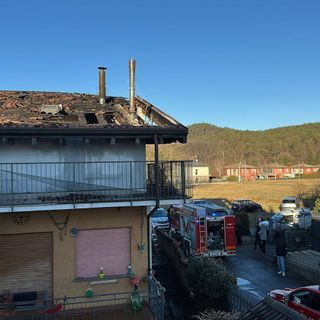 L'intervento dei vigili del fuoco per l'incendio di una mansarda e di un tetto in un'abitazione di Sesto Calende