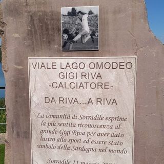 Il cippo a memoria di Gigi Riva inaugurato sul lungolago del Comune sardo di Sorradile