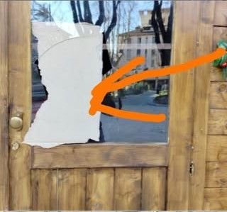 I danni alla casetta di Babbo Natale di Tradate causati dai vandali (foto dalla pagina Facebook del vicesindaco Accordino)