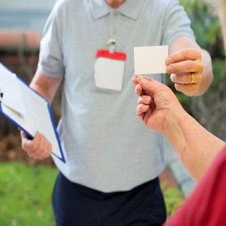 Saronno, finti tecnici rubano bracciale e collier ad una pensionata