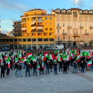 L'estrema destra in piazza Repubblica: «Questo è il simbolo dell'anti italianità, difendiamo la nostra città»