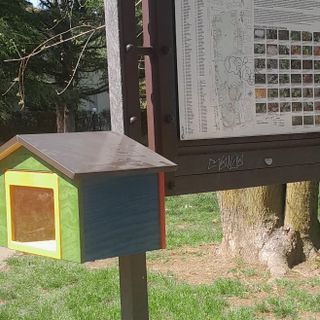 Una delle casette dei libri installate dal Comune di Vedano Olona sul territorio