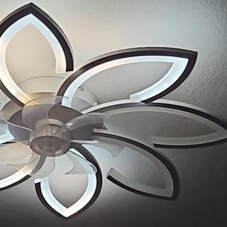 Il lampadario dell'abitazione di Vergiate da dove si è scaricato il fulmine lunedì sera Il lampadario dell'abitazione di Vergiate da dove si è scaricato il fulmine lunedì sera