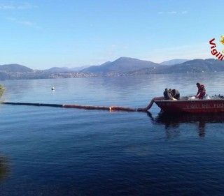 Cisterna perde gasolio nel Lago Maggiore, intervengono i vigili del fuoco
