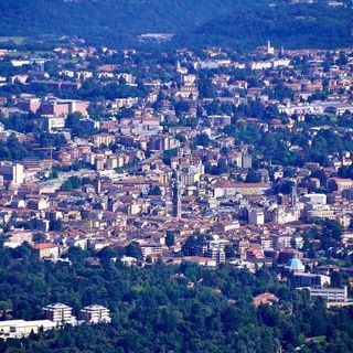 LA LETTERA. «Varese è bella anche se i varesini non lo sanno. O preferiscono guardare le buche e le code»