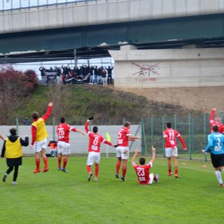 Nella foto di Ezio Macchi la corsa della squadra verso la curva, sistemata quasi in cielo, dopo la vittoria sul campo dell'Rg Ticino
