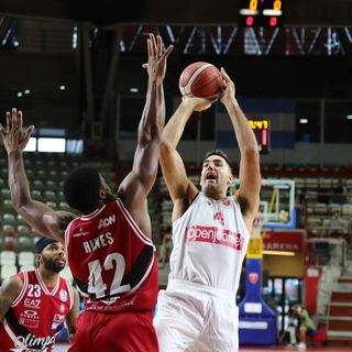 IL COMMENTO DI FABIO GANDINI. Gli striscioni sui sedili vuoti, la bandiera argentina in curva, un'amichevole travestita da trofeo e i pianeti attorno al sole Scola