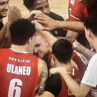 Nico Mannion, assoluto protagonista di serata, festeggia con i compagni di squadra